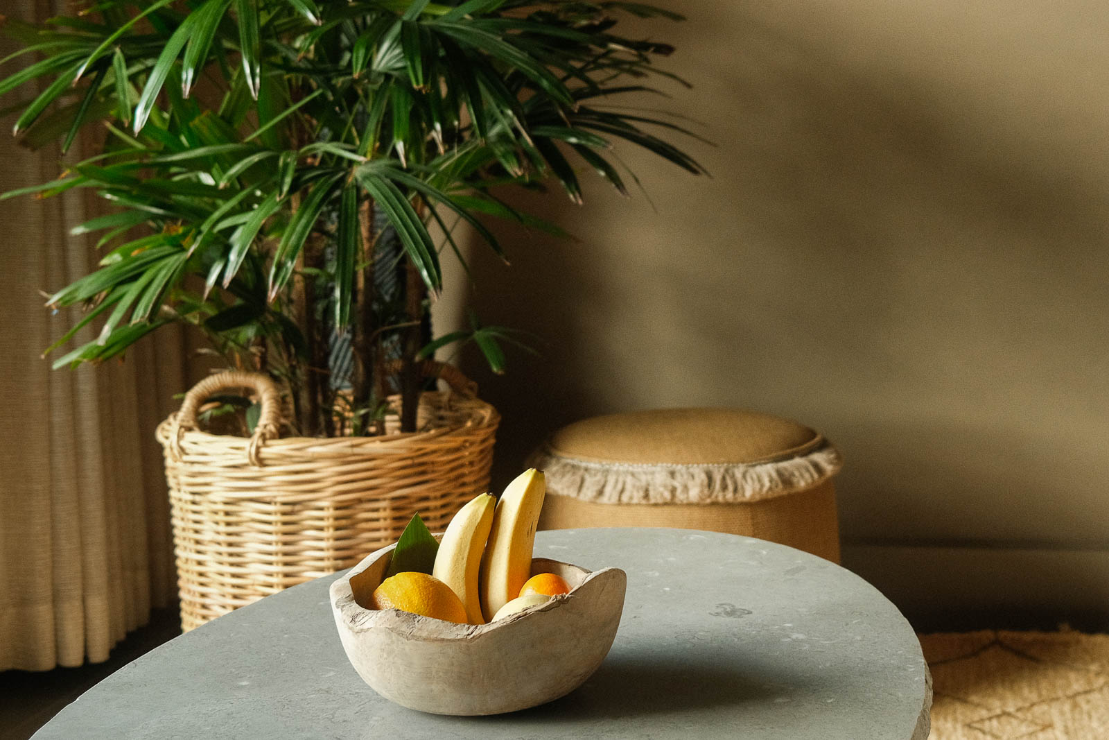 Fruit in bowl on table